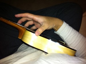 how to hold ukulele1