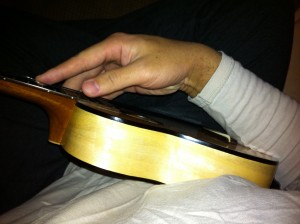how to hold ukulele 2
