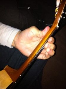 how to hold ukulele 4