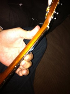 how to hold ukulele5