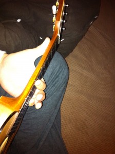 how to hold ukulele6