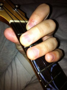 mute with ring and child fingers put on softly on strings